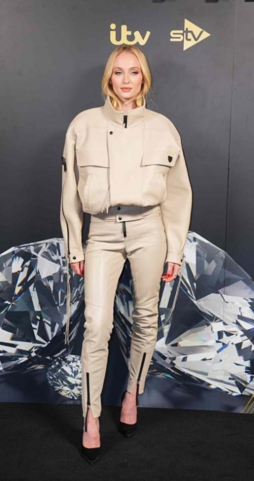 В сериале Расхитительница Гробниц образ Лары крофт достался Софи Тёрнер, известной по игре престолов и людям икс. 01