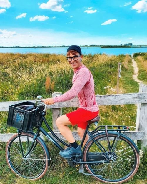 Эдсон Брэндон активно занимается спортом, что позволяет ему и на шестом десятке лет хорошо выглядеть. 04