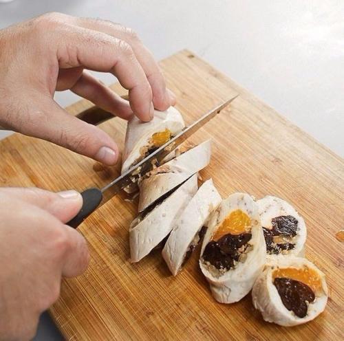 Паровой куриный рулет с мандаринами и черносливом? 06