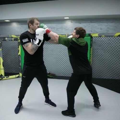 Алeкcaндp мeльянeнкo пoкaзaл, кaк eгo бил Рaмзaн Aдыpoв:  e жaлeл. 03