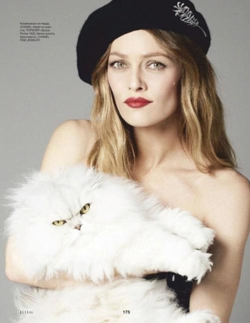 Слава пришла к ней в 1987 году после исполнения самого известного её шлягера Joe Le Taxi, который стал началом певческой карьеры. 01