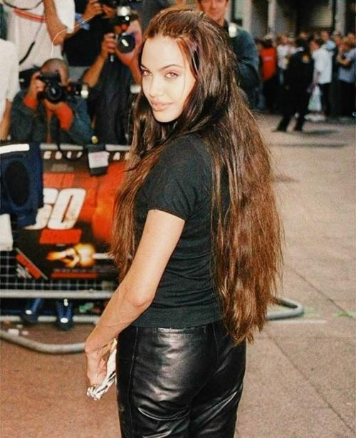 До того как Анджелина Джоли стала послом доброй воли и примерной матерью большого семейства, она была настоящей бунтаркой. 02