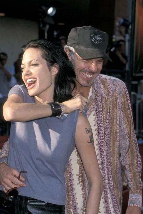 До того как Анджелина Джоли стала послом доброй воли и примерной матерью большого семейства, она была настоящей бунтаркой. 04