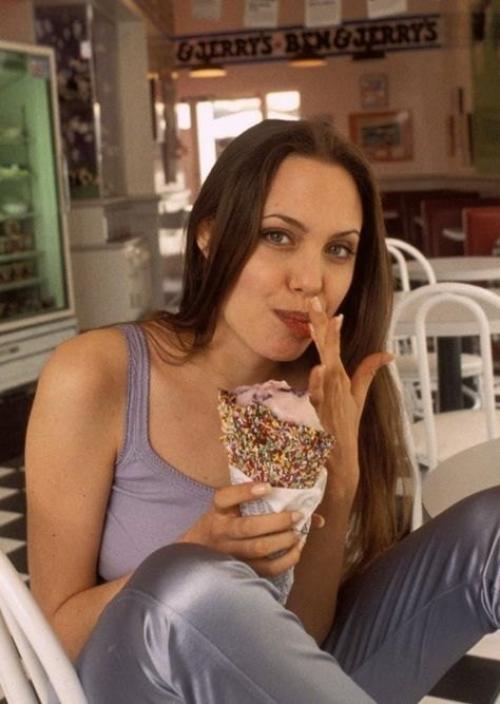 До того как Анджелина Джоли стала послом доброй воли и примерной матерью большого семейства, она была настоящей бунтаркой. 05