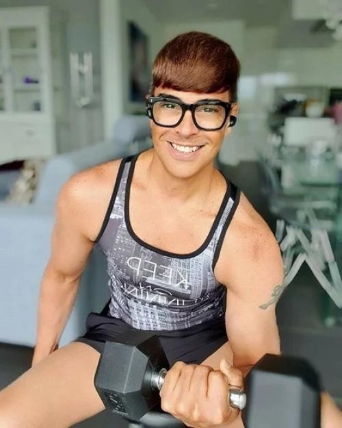 Эдсон Брэндон активно занимается спортом, что позволяет ему и на шестом десятке лет хорошо выглядеть. 03