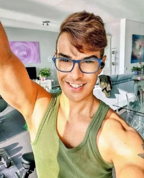 Эдсон Брэндон активно занимается спортом, что позволяет ему и на шестом десятке лет хорошо выглядеть. 01