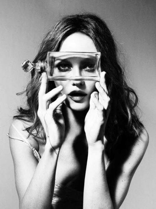 Слава пришла к ней в 1987 году после исполнения самого известного её шлягера Joe Le Taxi, который стал началом певческой карьеры. 03