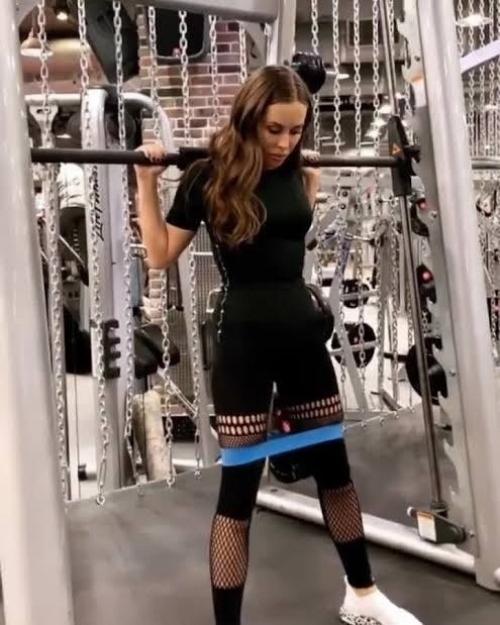 Юлия Михалкова из Уральских Пельменей выглядит так, будто время для неё остановилось. 01