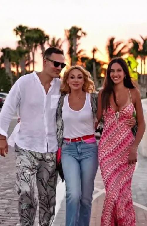 Платье с декольте и кабриолет: дочь Кристины Орбакайте отметила 14-летие в Майами. 02