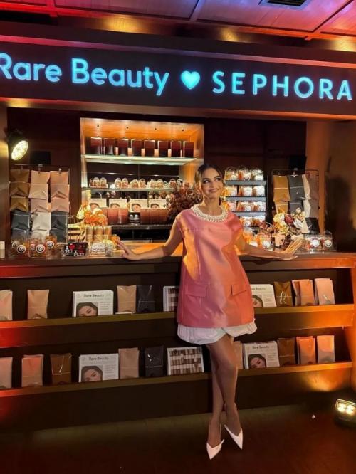 Селена Гомес посетила вечеринку в честь запуска новой тональной основы своего бренда Rare Beauty. 03 Селена Гомес посетила вечеринку в честь запуска новой тональной основы своего бренда Rare Beauty. 03