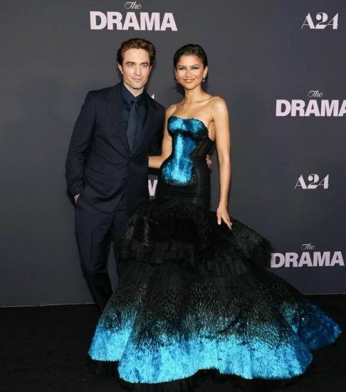 Зендая, которая недавно тайно вышла замуж, продемонстрировала новый яркий образ на нью-йоркской премьере своего фильма вот это драма! 02 Зендая, которая недавно тайно вышла замуж, продемонстрировала новый яркий образ на нью-йоркской премьере своего фильма вот это драма! 02