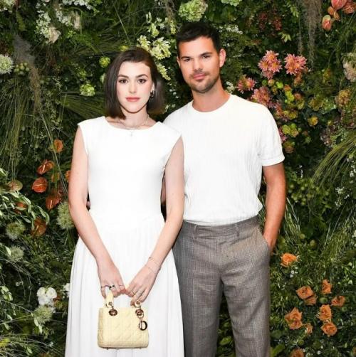 34-Летний Тейлор лотнер, известный по роли Джейкоба в 