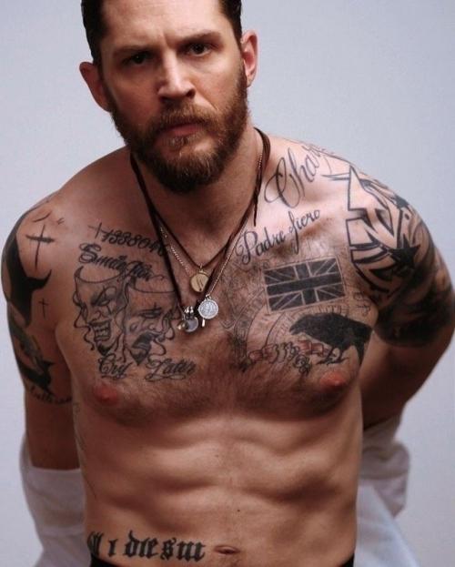 Тома харди выписали из секс - символов и записали в скуфы. 01