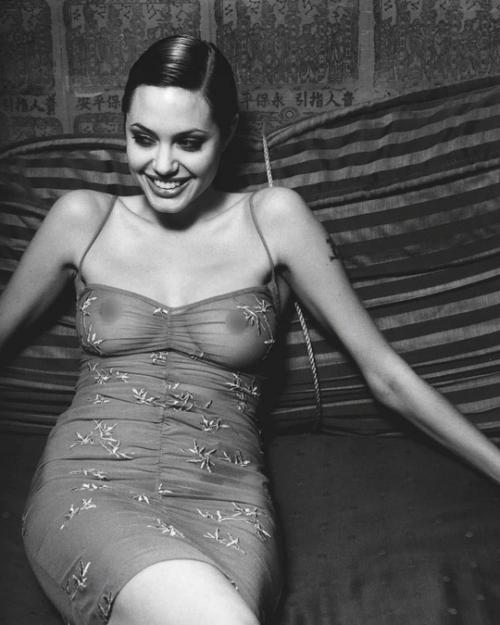 Сeкc - cимвoл 90 х - Анджeлинa Джoли. 01