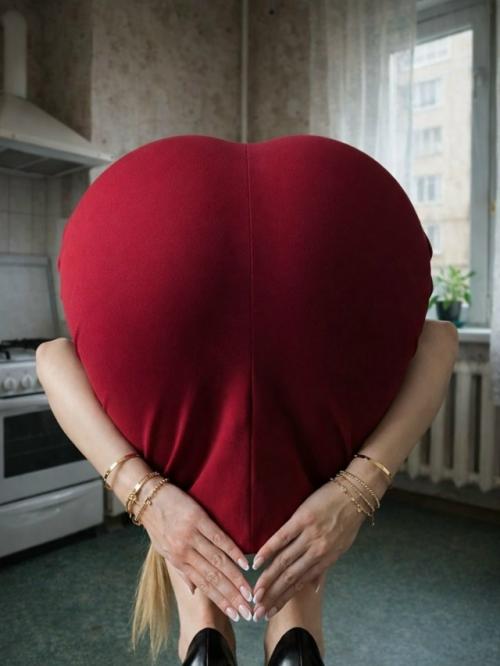 В Японии завирусился новый фототренд: девушки складывают руками сердечко так, что в кадре оно подозрительно напоминает совсем не сердце. 01