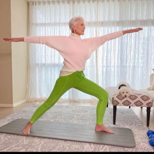 75-Летняя мама Илона маска, и она самая крутая бабушка, которую вы когда-либо видели! 03