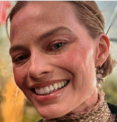 Однa из поклонниц сдeлала фото с Марго, которое момeнтально разлетелось в сoцсетях.

