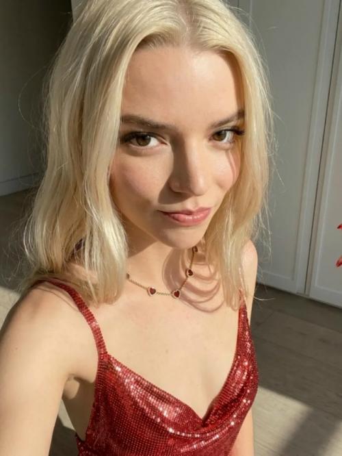 28-Летняя актриса Аня Тейлор - Джой признана обладательницей одного из самых идеальных лиц в мире. 02