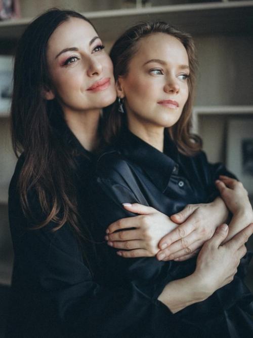 Катерина Ковальчук поделилась фотосессией с сестрой, актрисой Анной Ковальчук.

