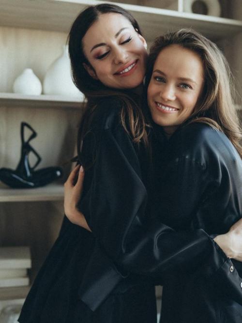 Катерина Ковальчук поделилась фотосессией с сестрой, актрисой Анной Ковальчук. 03