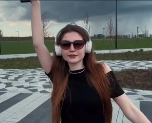 Девушка сняла ролик, где крутится перед камерой, и отправила парню на оценку. 01