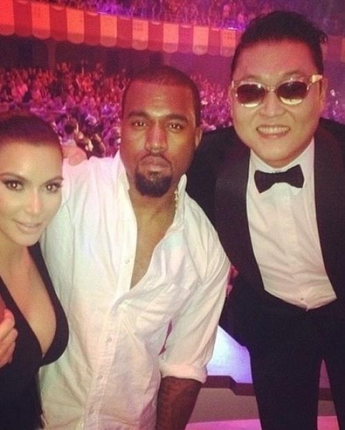 В 2012 году южнокорейский исполнитель PSY выпустил Gangnam Style - шуточный и абсурдный трек, который вообще не задумывался как мировой хит. 01