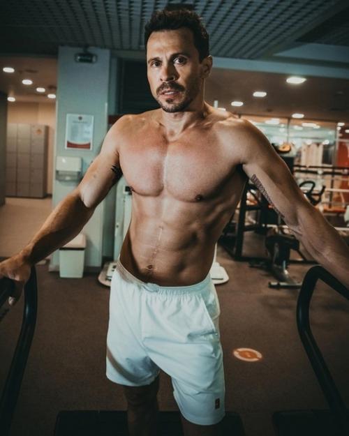 Отличное спортивное тело актера Павла деревянко. 04