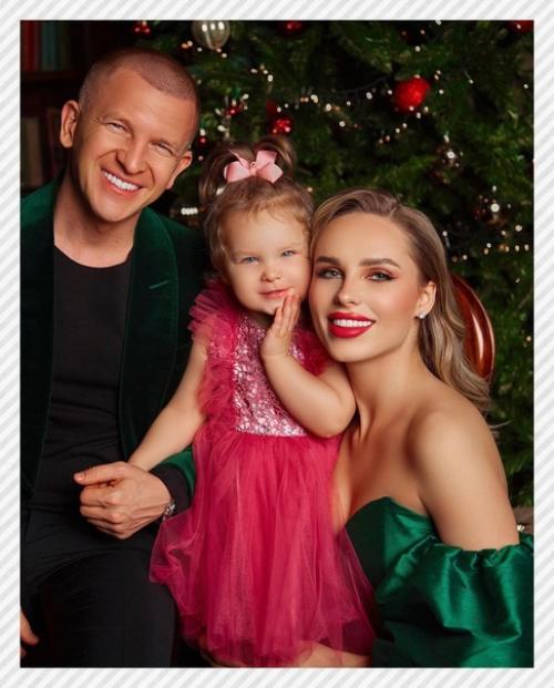 Спортивные девушки. Певица Ханна с мужем и дочкой Адрианой пашу. 05