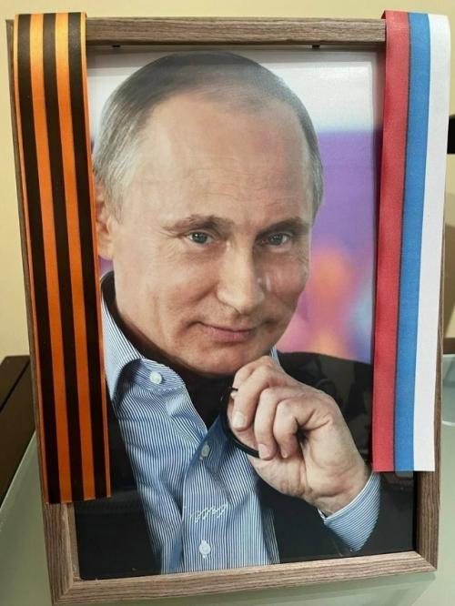 Испанская школьница по имени Люсия год назад решила написать письмо Владимиру Путину. 01
