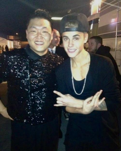 В 2012 году южнокорейский исполнитель PSY выпустил 