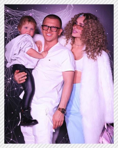 Спортивные девушки. Певица Ханна с мужем и дочкой Адрианой пашу. 04