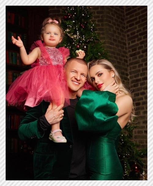 Спортивные девушки. Певица Ханна с мужем и дочкой Адрианой пашу. 02