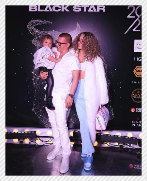 Спортивные девушки. Певица Ханна с мужем и дочкой Адрианой пашу. 01