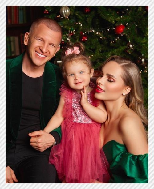 Спортивные девушки. Певица Ханна с мужем и дочкой Адрианой пашу. 03