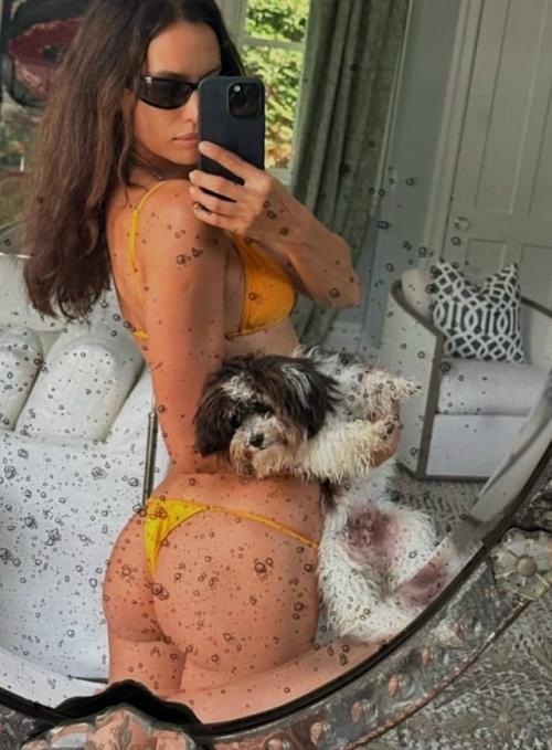 Летний фотосет в 40 лет: Ирина шейк показала безупречную форму в смелых купальниках. 

