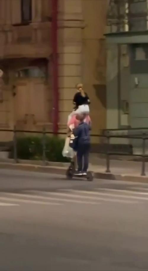 В Москве очевидцы заметили сразу трёх человек на одном электросамокате - взрослого и двух детей. 01