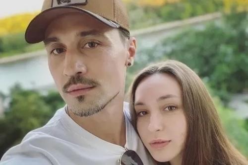 Дима Билан признался, что впервые почувствовал взрослую ответственность уже в 14 лет, когда много занимался младшей сестрой Анной. 01