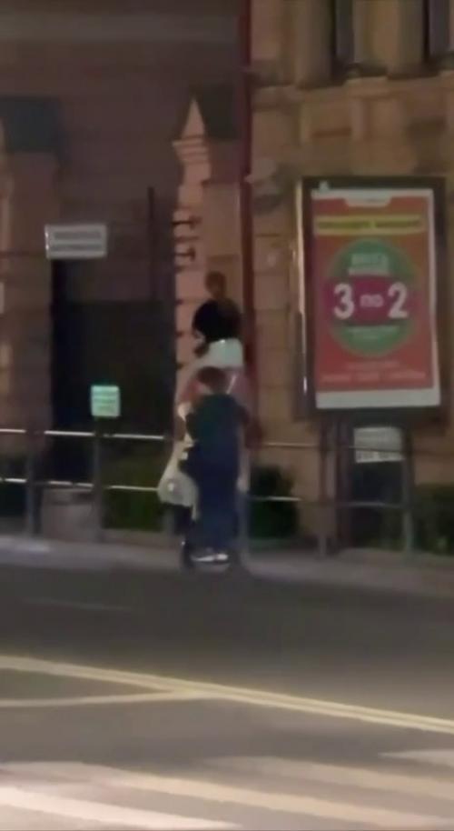 В Москве очевидцы заметили сразу трёх человек на одном электросамокате - взрослого и двух детей. 02