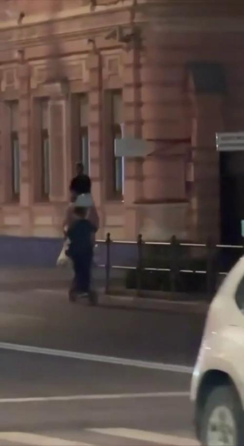 В Москве очевидцы заметили сразу трёх человек на одном электросамокате - взрослого и двух детей. 03