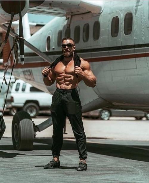 Известный бодибилдер из россии Артем Долгин. 01