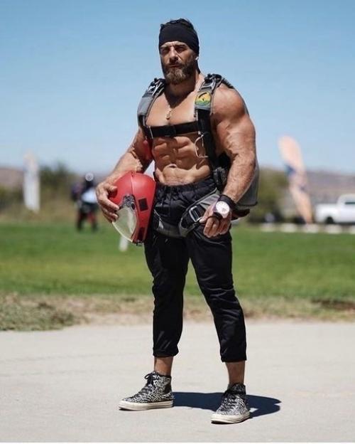 Известный бодибилдер из россии Артем Долгин. 07