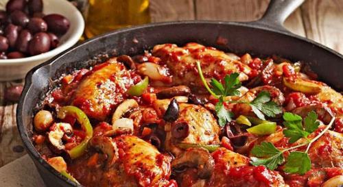 Тушеная курица со сладким перцем.