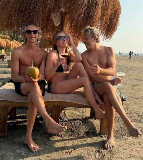 57-Летняя Светлана Бондарчук в откровенном бикини отдыхает на гоа с семьей. 01
