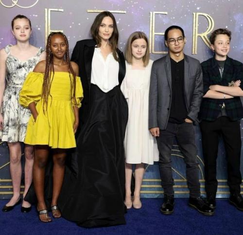 Анжелина Джоли продаёт особняк в Лос-анджелесе и навсегда покидает США летом 2026 года, сообщает инсайдер журналу People. 01