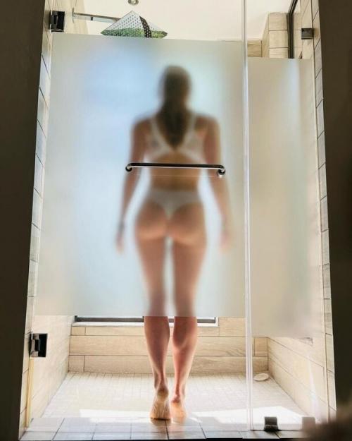 Она давно вышла за рамки образа Леры и стала одной из самых узнаваемых и стильных актрис российского кино и телевидения. 01