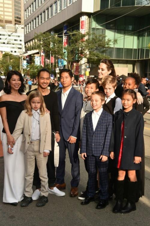 Анжелина Джоли продаёт особняк в Лос-анджелесе и навсегда покидает США летом 2026 года, сообщает инсайдер журналу People. 02