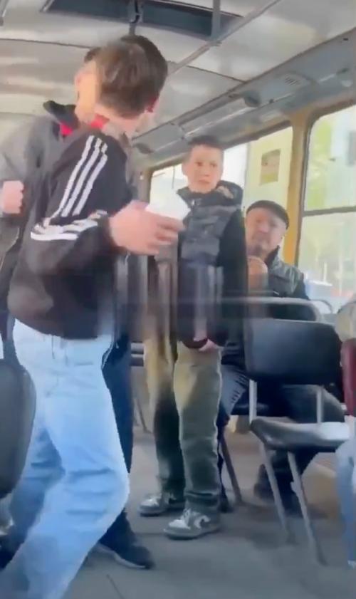 Молодые люди, которые издевались над пожилыми, надолго запомнят этот жесткий урок.  