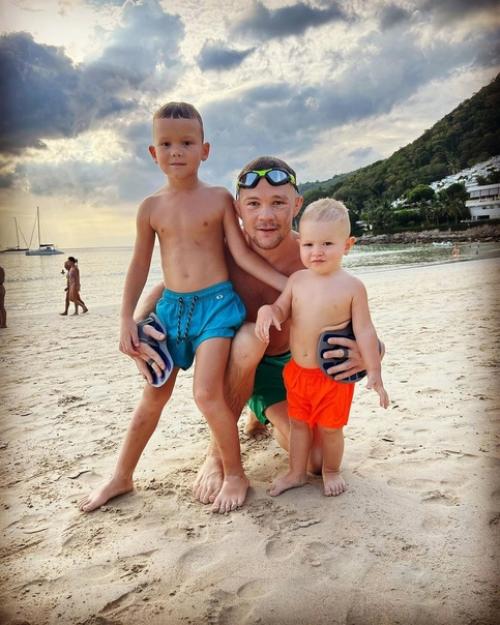 Пётр Ян со своей семьей проводит сейчас отпуск в Таиланде, на острове пхукет. 02