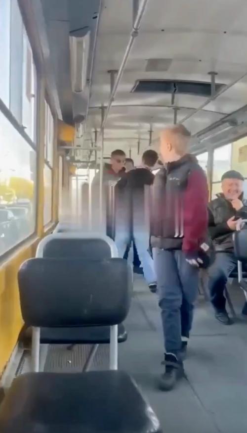 Молодые люди, которые издевались над пожилыми, надолго запомнят этот жесткий урок. 01