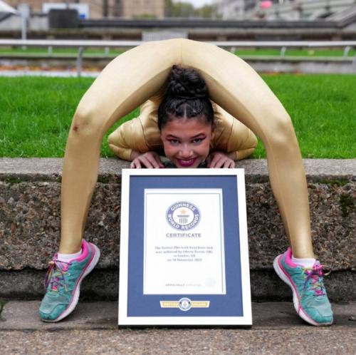 Школьница из англии - мисс эластика в реальности. 03